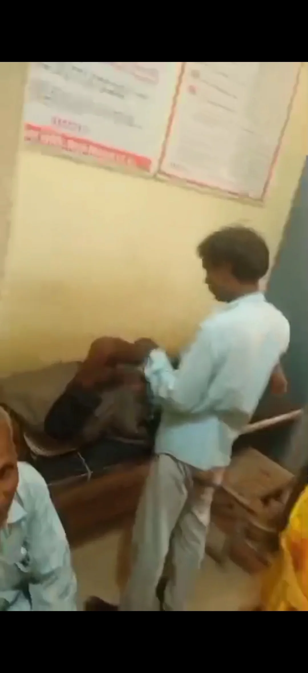 सिंगरौली जिले में सफाई कर्मी कर रहा इलाज, मचा हड़कंप