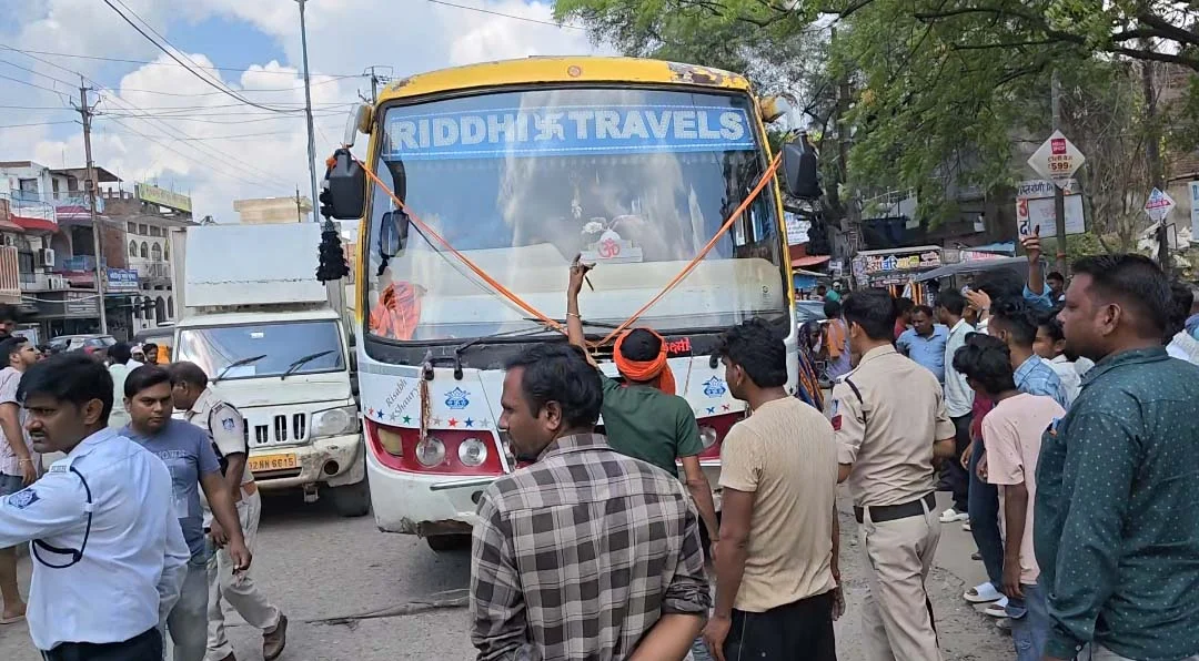 कॉलेज मोड़ के पास तेज रफ्तार बस ने बाइक सवार को मारी जोरदार ठोकर, बाइक बस के नीचे फंसी, लंबा जाम लगा, देखे Video
