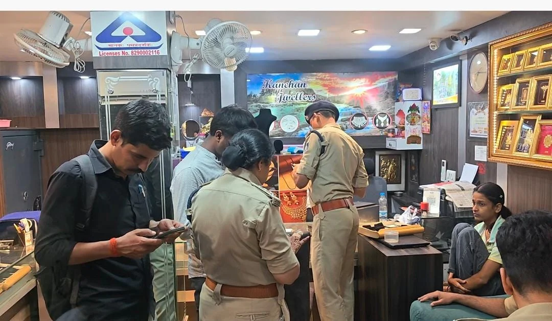 जयंत के कंचन ज्वेलरी शॉप में लूट, 2 लाख रूपये नगद और 500 ग्राम सोना लूट कर 4 आरोपी फरार, देखे Video