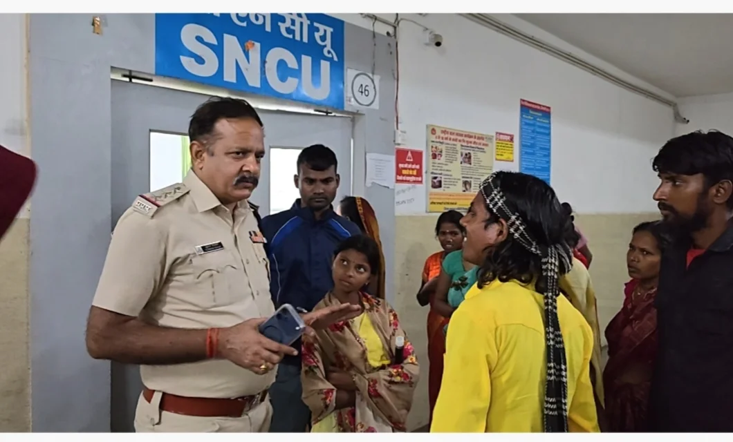 चीटियों से लिपटा मिला शिशु, थाना प्रभारी खुद मासूम को कराया उपचार हेतु भर्ती