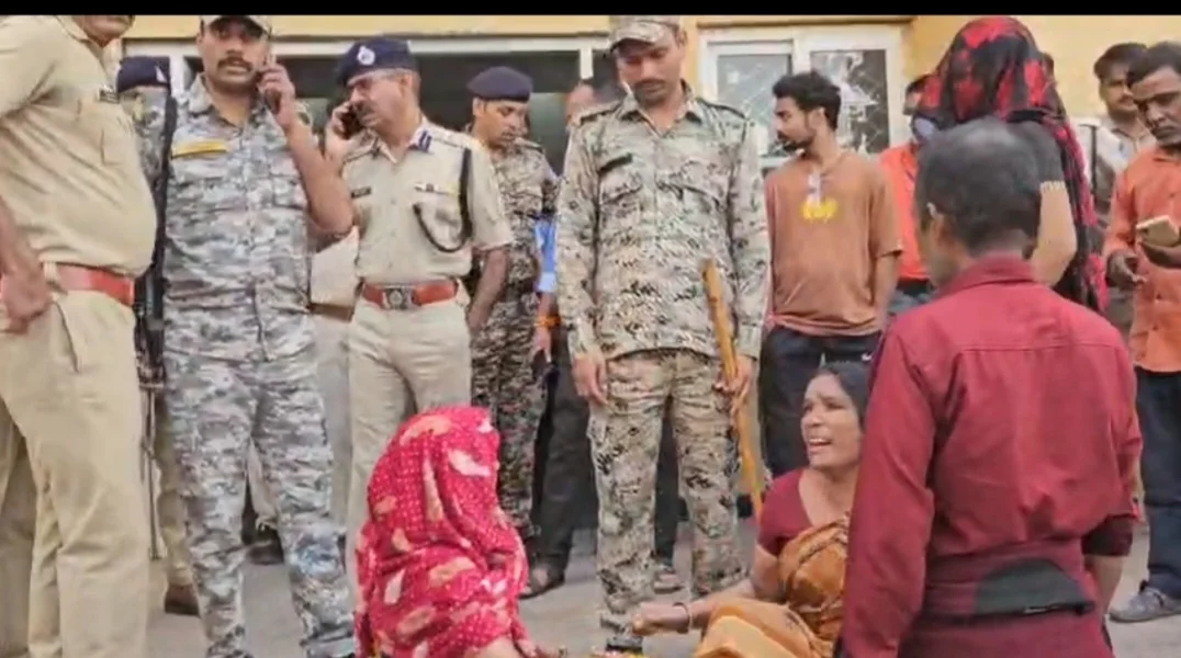 मंदिर के पास अनियंत्रित ट्रक पलटने से 13 श्रद्धालुओं की मौत, 40 घायल