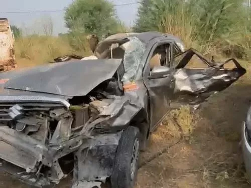 तेज रफ्तार कार खाई में गिरी, 4 दोस्तों की मौत