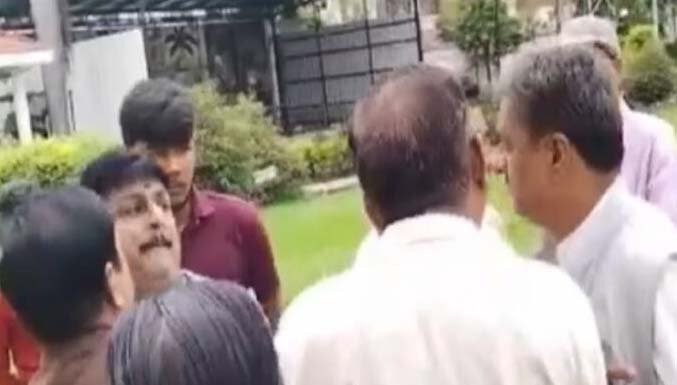 BJP Leader Video Viral : आपस में भिड़े भाजापा नेता, जमकर हुई तू-तू…, मैं-मैं, देखें वीडियो