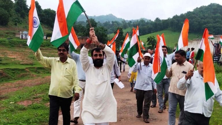 Singrauli news: देवसर के अध्यक्ष ने गांवों में रैली कर हर घर तिरंगा लगाने का किया आव्हान