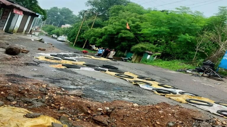 Singrauli news :एलआईजी चौक सड़क पर बने गड्ढ़े की एनसीएल ने की मरम्मत