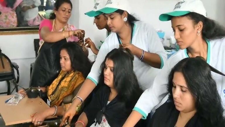 Beauty Parlour : फ्री ट्रेनिंग लेकर आप भी कर सकती हैं ब्यूटी पार्लर का बिजनेस