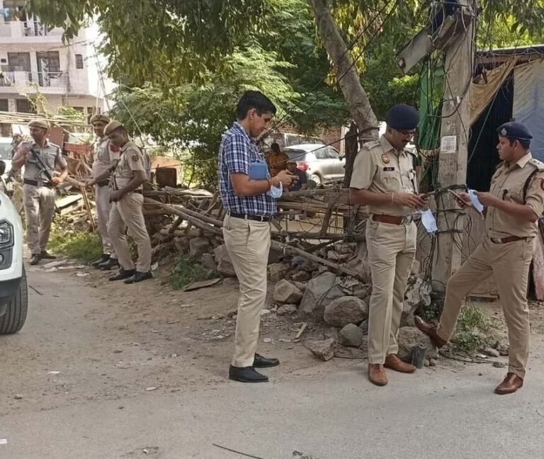 पिता समेत 4 दिव्यांग बेटियों ने की आत्महत्या, फ्लैट का ताला तोड़कर निकाले गए शव