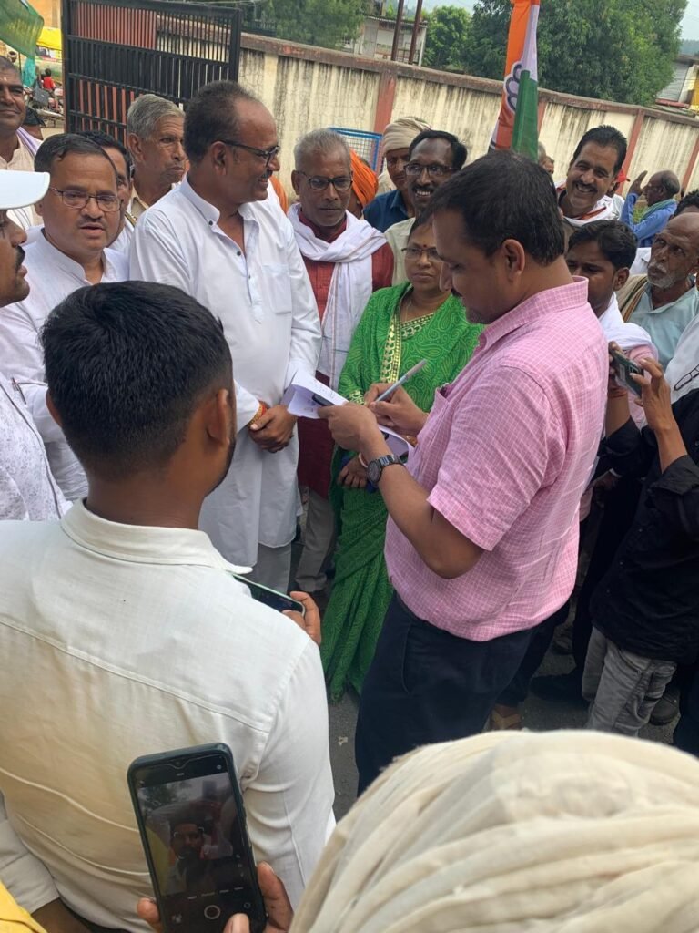 SINGRAULI - 21 सूत्रीय मांग को लेकर चितरंगी तहसीलदार को सौंपा ज्ञापन