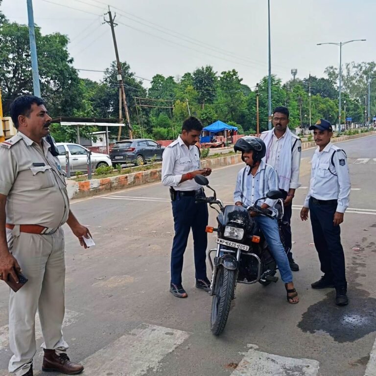 SINGRAULI NEWS - यातायात पुलिस ने आधा सैकड़ा वाहनों पर की चालानी कार्रवाई