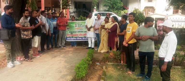 SINGRAULI - विधायक व ननि अध्यक्ष ने साफ-सफाई कर नगर को स्वच्छ बनाने की शपथ ली