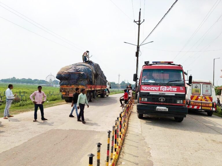 SINGRAULI NEWS - बिलौंजी रास्ते में साइकिल से लदे ट्रक में लगी आग, साइकिल लोडकर जयंत जा रहा था ट्रक, फायर ब्रिगेड ने पाया काबू