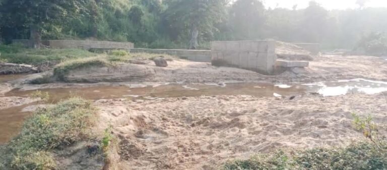 SINGRAULI : जिले मेंं चेक डेम निर्माण कार्य में करोड़ों का खेला
