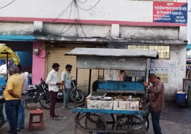 SINGRAULI : कोतवाली इलाके के बस स्टैंड के पीछे बन गया अघोषित अहाता, पुलिस और आबकारी विभाग को नहीं है खबर