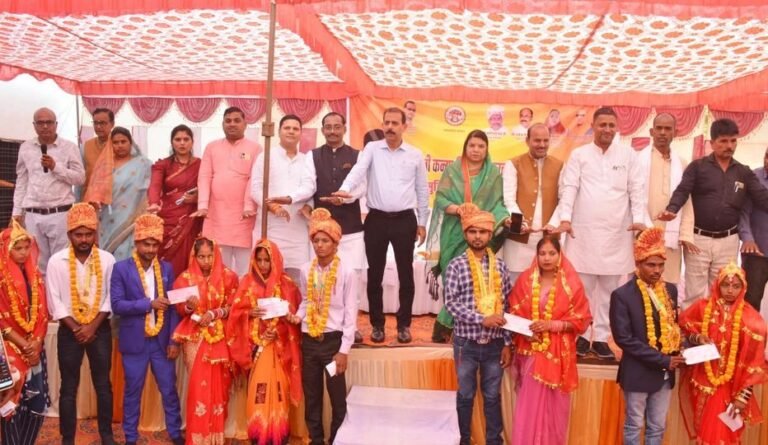 SINGRAULI - मुख्यमंत्री कन्या विवाह अंतर्गत 27 जोड़े विवाह बंधन में बधे