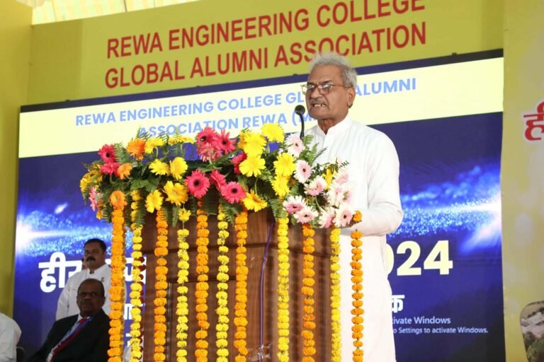 BJP सांसद ने कहा, 'पति-पत्नी एक ही बिस्तर पर लेटते हैं, मोबाइल पर प्यार करते हैं, बच्चे ऑनलाइन पैदा होंगे'