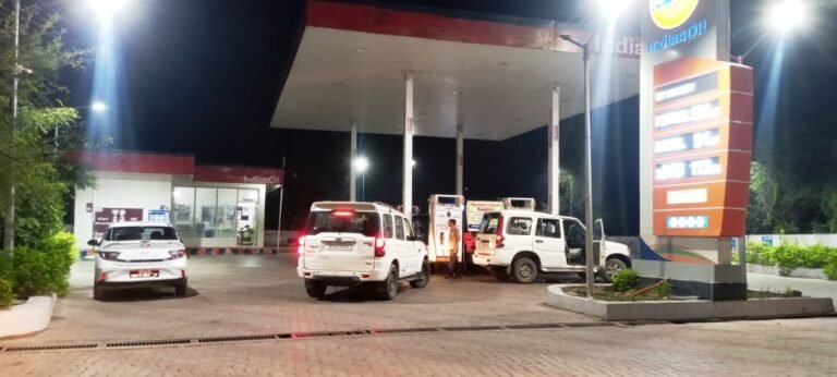 SINGRAULI : पुलिस वेल फेयर पेट्रोल पंप पर नगद राशि पर लोगो को नहीं मिल रहा पेट्रोल