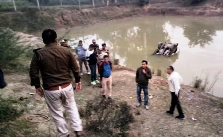 SINGRAULI - पेट्रोलिंग के दौरान सीआईएसएफ का वाहन तालाब में गिरा