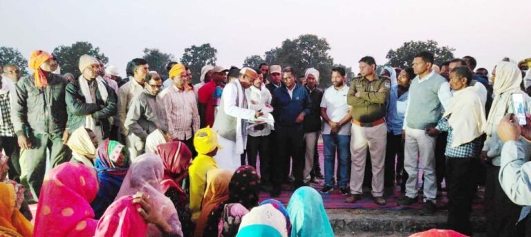 SINGRAULI : बिजली एवं खाद्यान्न समस्या को लेकर धरने पर बैठे ग्रामीण