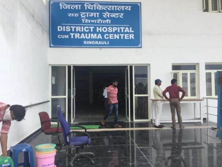 SINGRAULI - दो कारों के बीच में टक्कर, पांच लोग घायल