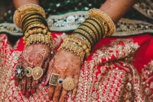 Bridal Bangles Designs : दुलहन के लिए ये लाल-हरी चूड़ियां, देखें सेट डिजाइन