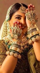 Designer Bangles : डिज़ाइनर चूड़ियों को ऐसे करे कैरी , दिखेंगी खूबसूरत