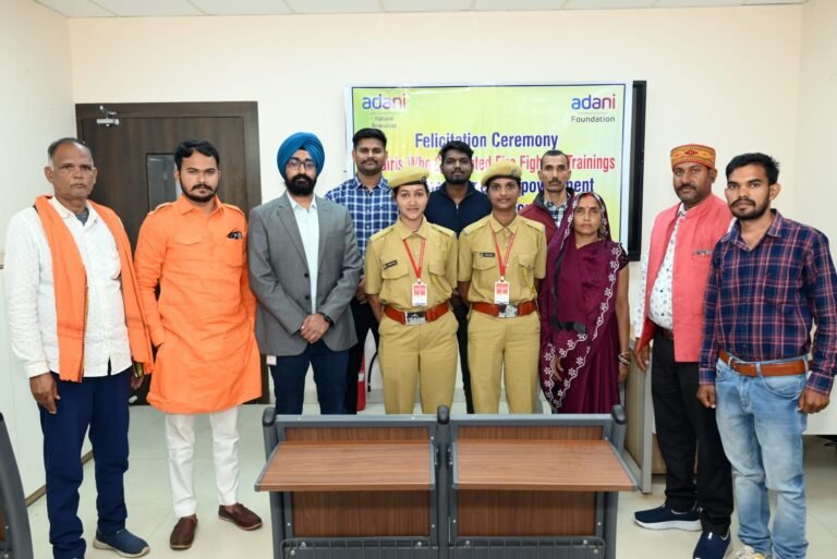 अदाणी फाउंडेशन के सहयोग से सुलियरी खदान में फायर फाइटर बनीं दो लड़कियां