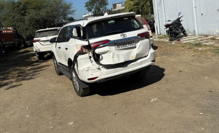 जीतू पटवारी के वाहन का हुआ एक्सीडेंट