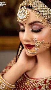 Bridal maang tikka design : खूबसूरत लुक पाने के लिए ट्राई करें ये मांग टीका