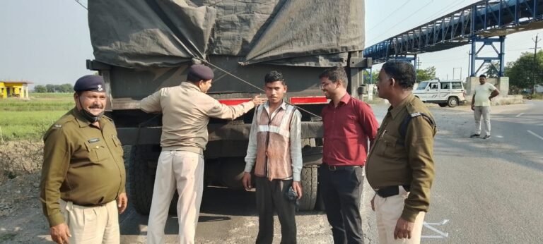 रेडियम रिफ्लेक्टर (फ्लोरोसेंट) लगाता हुआ दिखाई दिया चैक पॉइंट