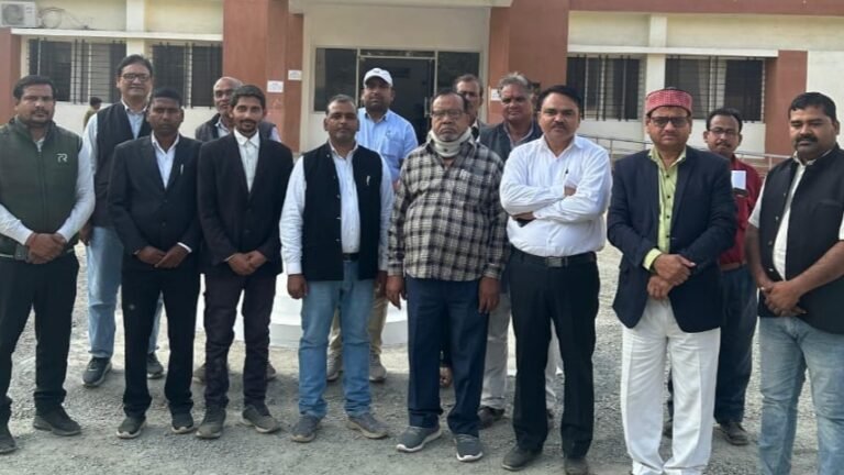 चितरंगी न्यायालय में सभी अधिवक्ता रहे हड़ताल पर