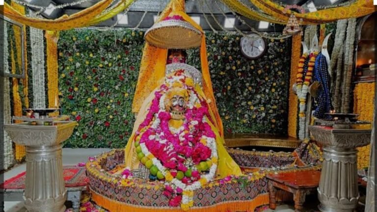 विदेशी फूल से सजा उज्जैन का महाकाल मंदिर