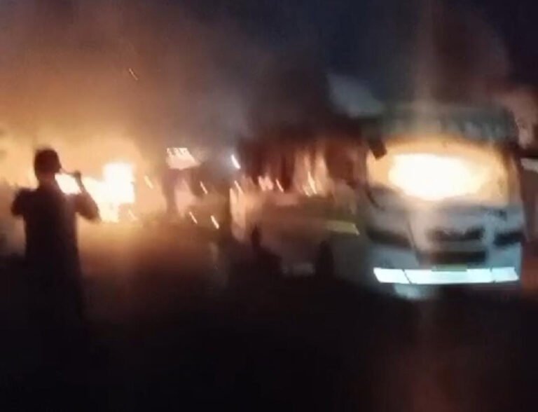 Singrauli :सड़क हादसे में 2 लोगों की मौत के बाद जमकर हुआ बवाल, कई वाहन आग के हवाले