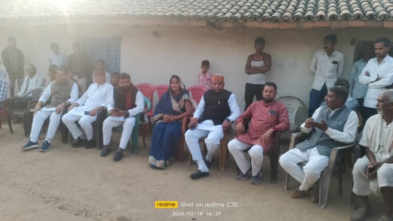 भीषण सड़क हादसे में मृतक के घर पहुंचे कांग्रेस जिला अध्यक्षसहित अन्य पदाधिकारी