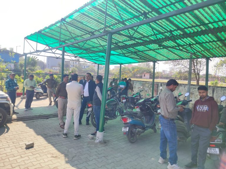 Singrauli में एक्सीडेंट के बाद बस सहित कोयला वाहन में लगाई आग