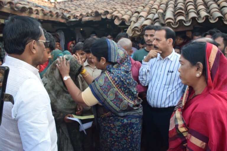 प्रभारी मंत्री ने मृतकों के परिजनों को दी सहायता राशि