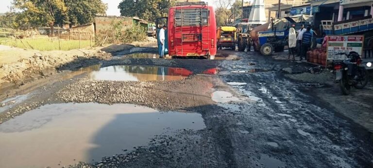 SINGRAULI - सड़क में गड्ढा, गड्ढे मेें सड़क, गजराबहरा कस्बा का सुरते-हाल