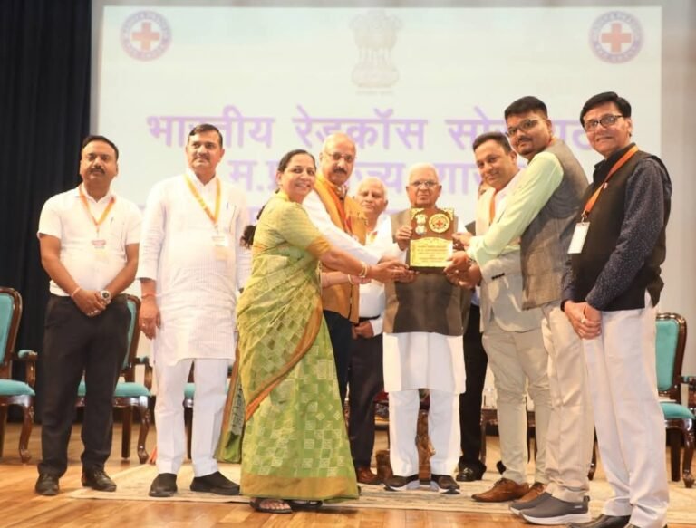 उत्कृट कार्य के लिए मंगू भाई पटेल ने रेडक्रॉस सोसायटी सिंगरौली को किया सम्मानित 