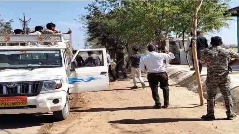 टीकमगढ़ में कुर्की करने गए कर्मचारी को मारने चप्पल लेकर दौड़ा उपभोक्ता, मामला दर्ज