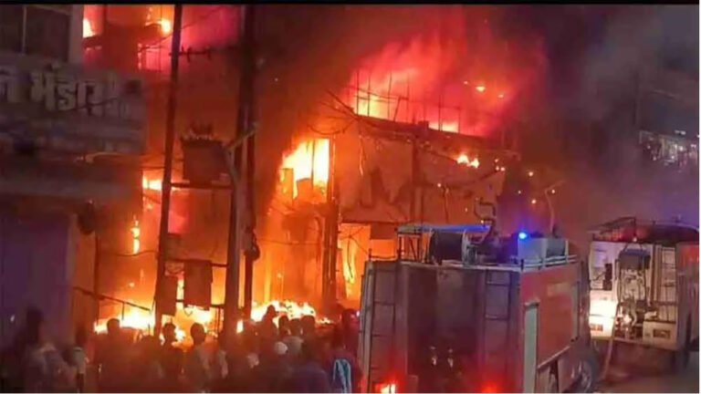 रीवा के एलजी शो रूम में लगी आग