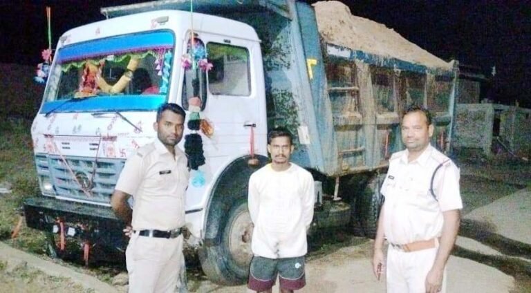 झोखों बैरियर पर पकड़ाया रेत से लोड हाईवा, पुलिस ने की कार्रवाई