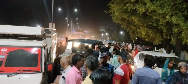 पिकप वाहन और महिंद्रा थार में हुई जोरदार टक्कर, घंटो लगा रहा जाम