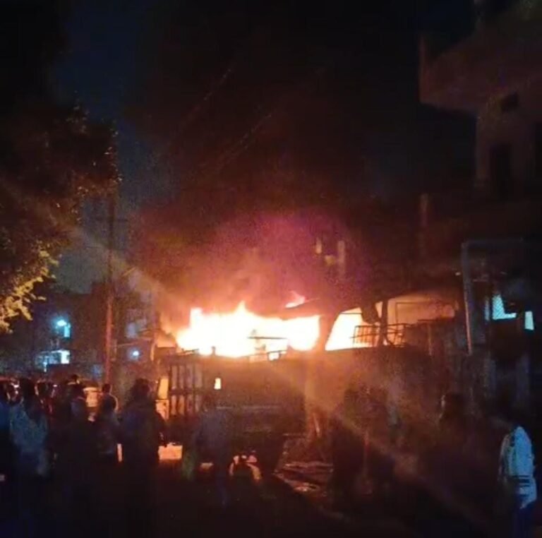 लक्ष्मी मार्केट में लगी आग, सब जलकर हो गया रख