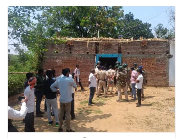 बंद कमरे में मिले 3 शव