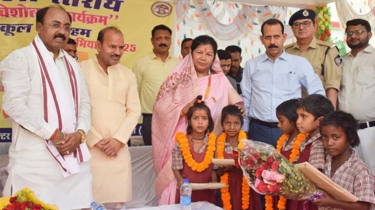 SINGRAULI - प्रभारी म्नत्री सम्पतिया उइके पहुंची सिंगरौली, स्कूल चलें हम अभियान का किया शुभारम्भ