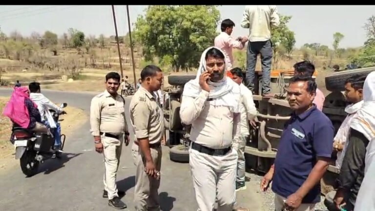 Singrauli: बारात से लौट रहे बारातियों का वाहन पलटा, 12 लोग घायल