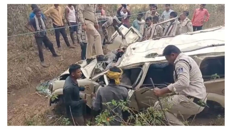 पुल की रेलिंग तोड़ 50 फीट नीचे गिरी कार, परिवार के 4 की मौत