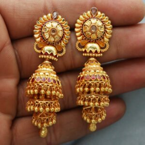 Gold Jhumka Designs: गोल्ड झुमकों के ये डिजाइन ट्राई करें, दिखेंगे और भी खूबसूरत
