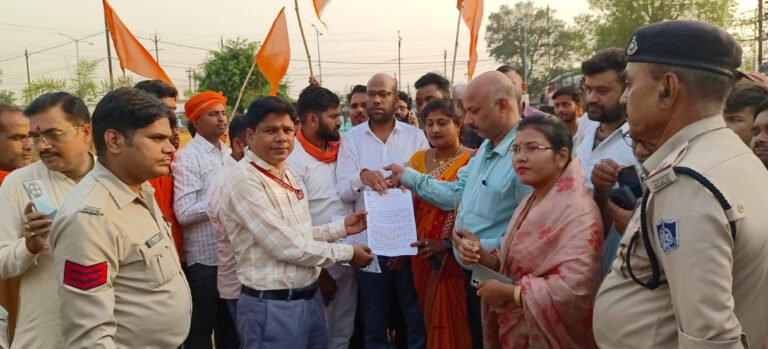 Singrauli- विश्व हिंदू परिषद और बजरंग दल सिंगरौली ने मुर्शिदाबाद हिंसा के विरोध में सौंपा ज्ञापन, राष्ट्रपति शासन की मांग