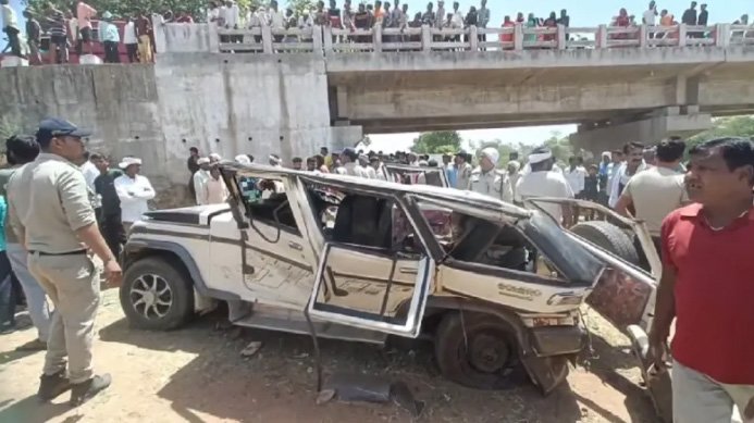 MP- मध्यप्रदेश के दमोह में दर्दनाक हादसा, पुल से नीचे गिरी बोलेरो, 8 लोगों की मौत