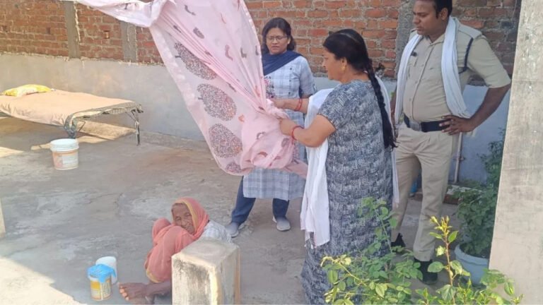 सम्पत्ति अपने नाम करवाते ही बेटे ने 95 वर्षीय माँ को छत पर छोड़ा, देता था बचा कुचा खाना, ऐसे बेटे कहलाते है कु.... त